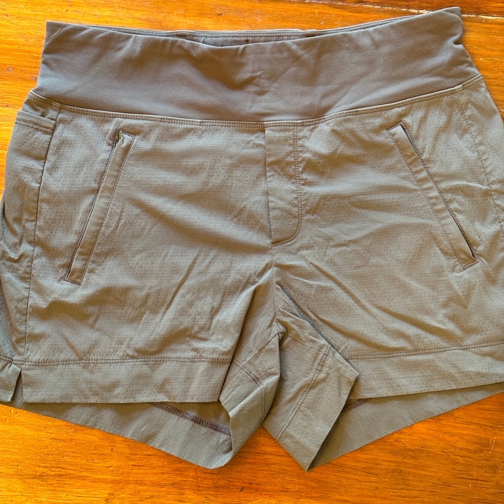Athleta Trekkie Short. Size 8